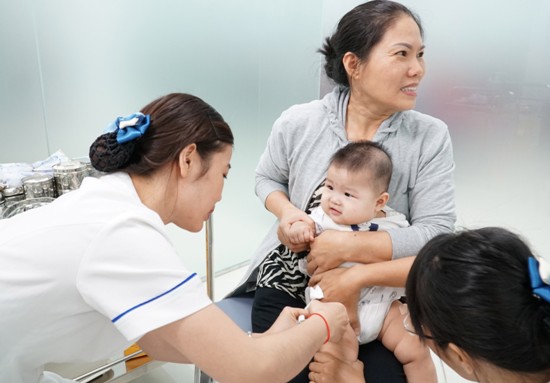 Cách theo dõi, chăm sóc trẻ bị bệnh ho gà